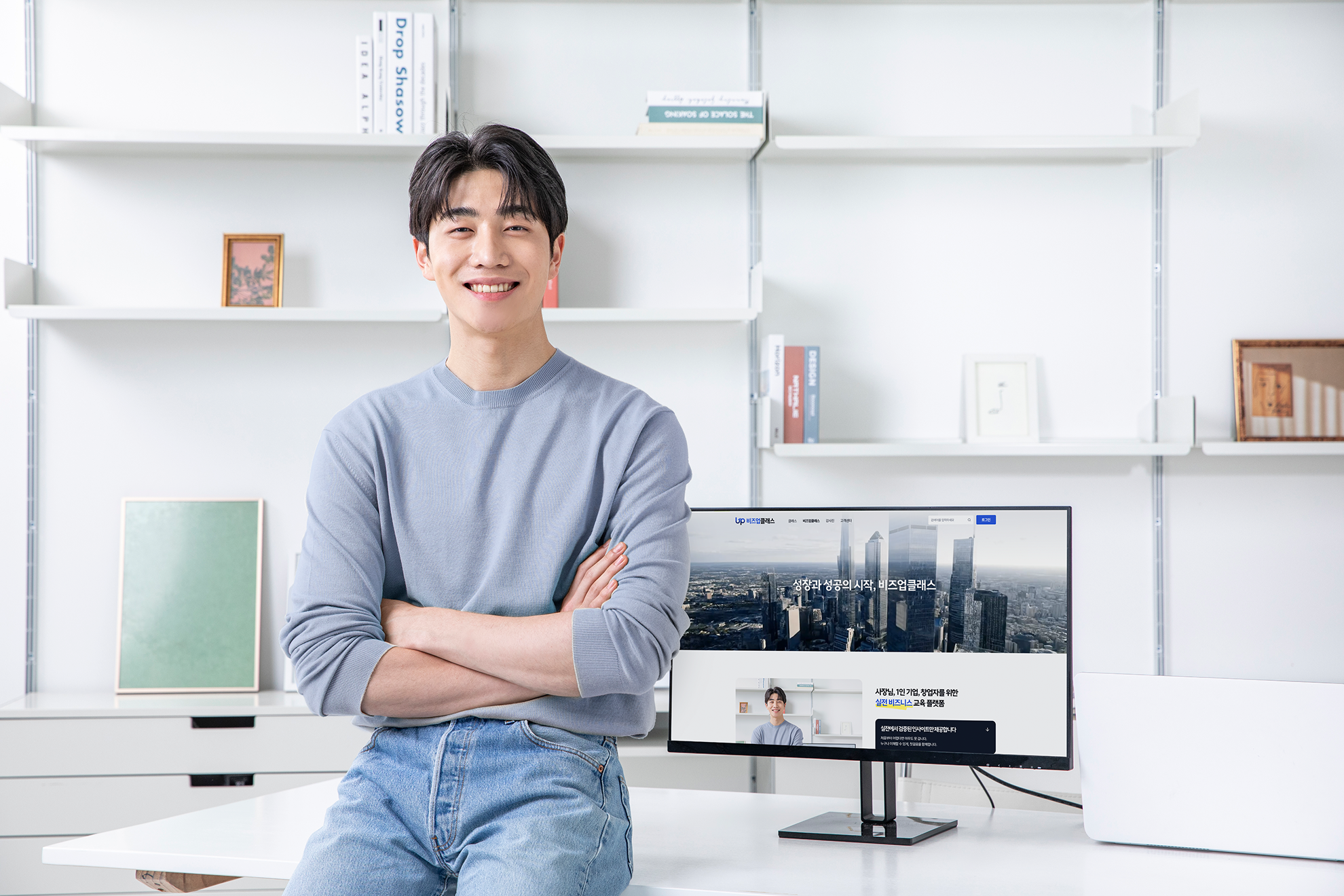 남자가 팔짱을 끼고 정면을 응시하고 있는 사진